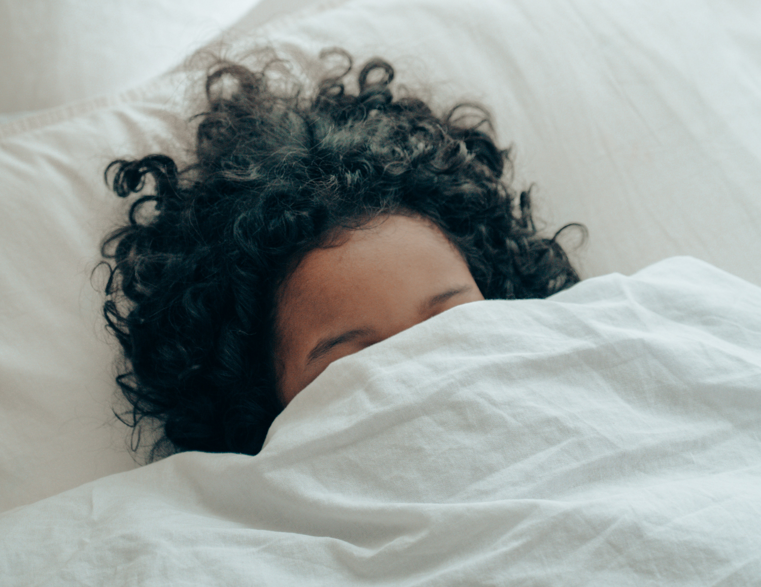 5 FORMAS DE ACLARAR TU PIEL ... ¡MIENTRAS DUERMES!